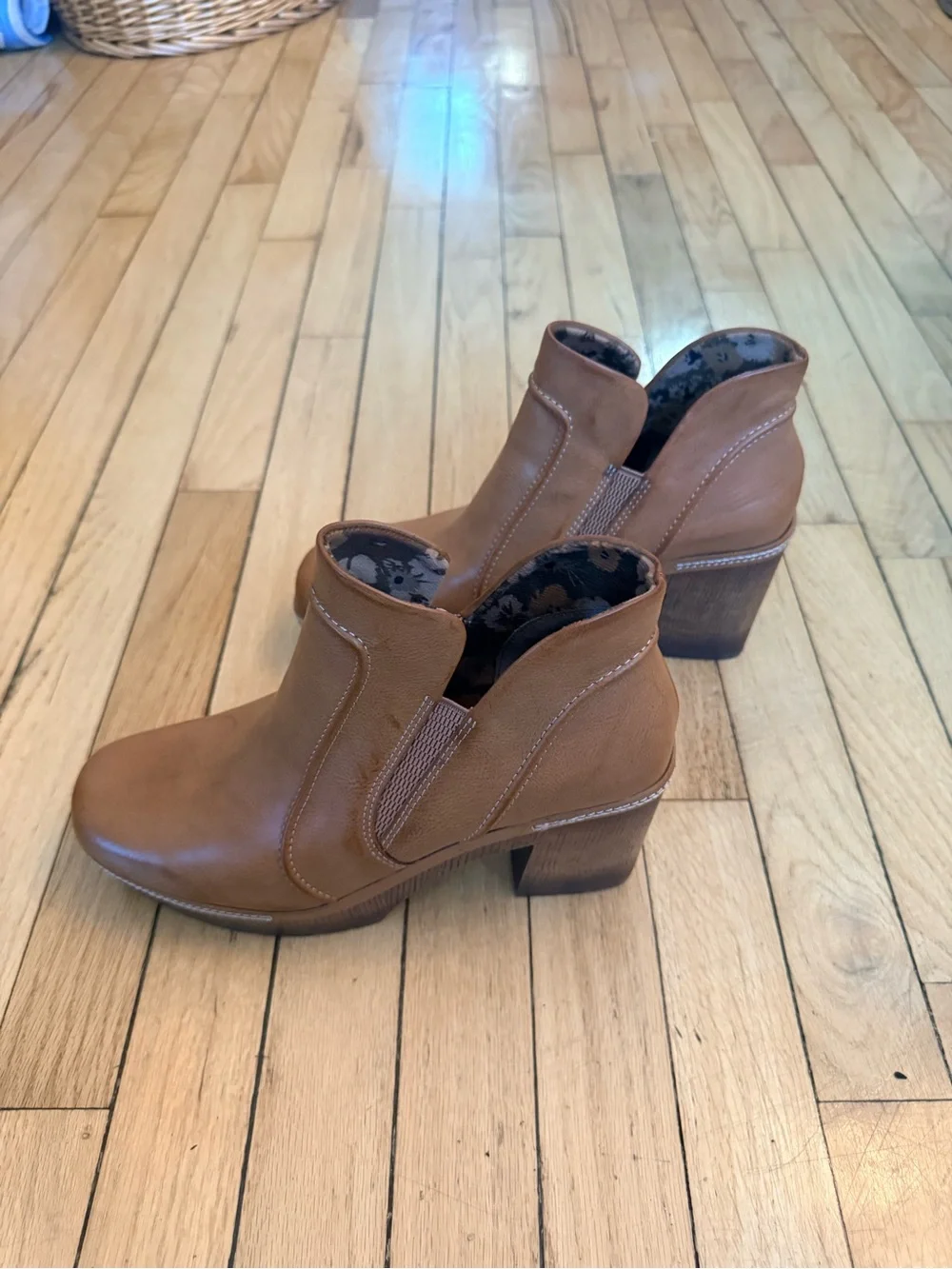 Korks Robin clog booties Tan leather
